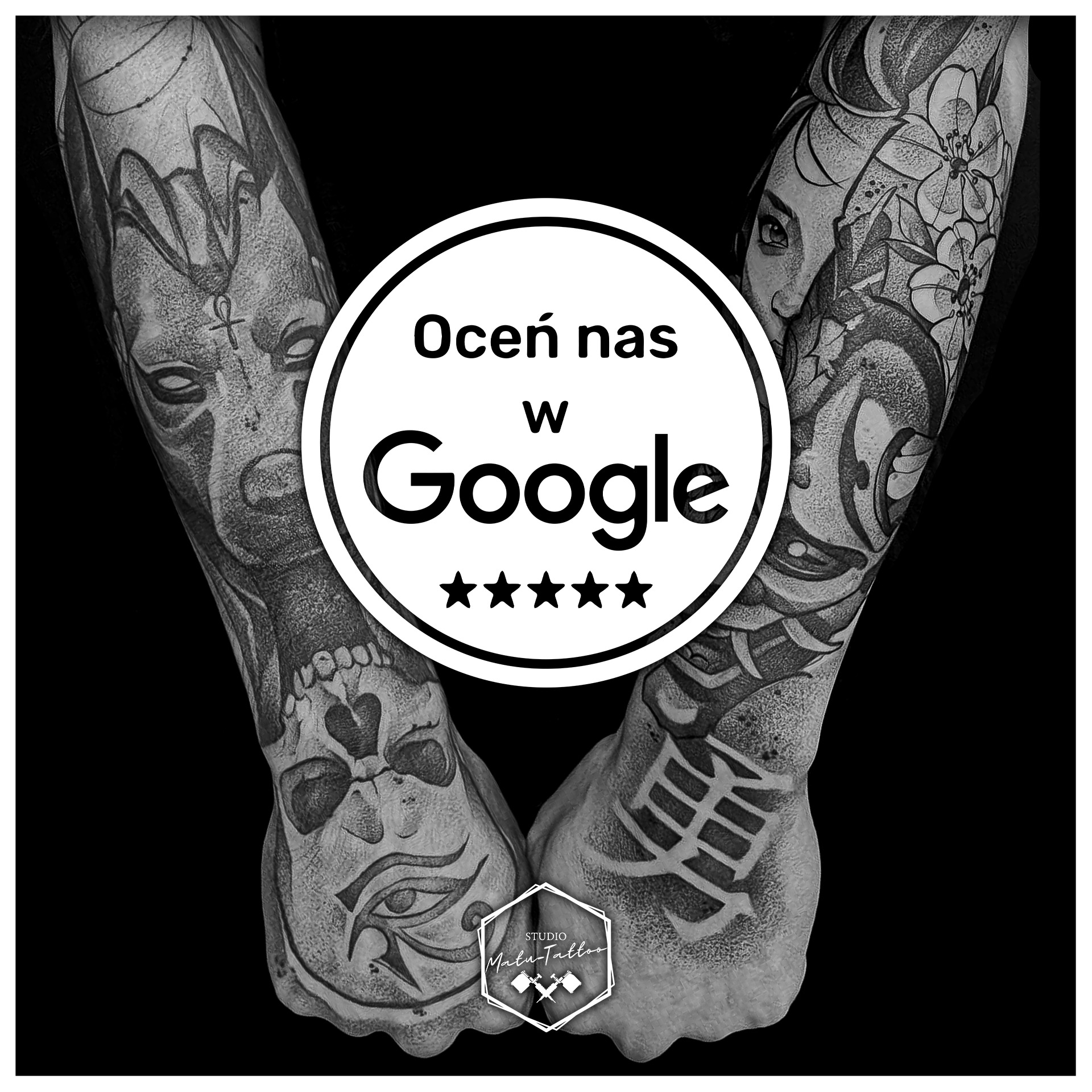 Czarno-białe zdjęcie dwóch wytatuowanych rąk, z grafikami przedstawiającymi egipskie motywy i kwiaty, nałożony okrągły baner z napisem 'Oceń nas w Google' i pięcioma gwiazdkami, w dolnej części...