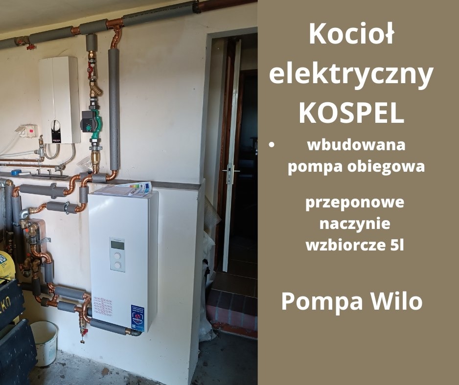 Elektryczny kocioł Kospel z wbudowaną pompą obiegową i przeponowym naczyniem wzbiorczym 5l, zamontowany na ścianie z widocznymi rurami w izolacji.