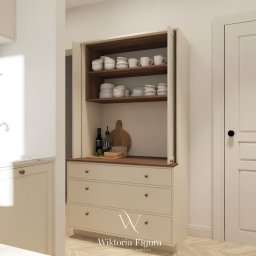 WIKTORIA FIGURA - Jasna kuchnia w stylu klasycznym: kremowe szafki z frezowanymi frontami, złota armatura, marmurowy blat i otwarty kredens z drewnianym wnętrzem. Projekt Wiktoria Figura.