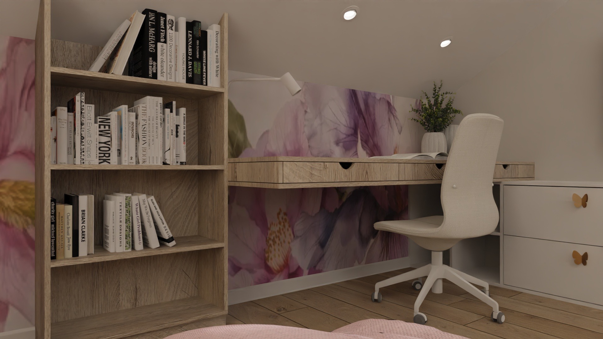 Pokój młodzieżowy na poddaszu: biurko z szufladami na tle ściany z motywem kwiatowym, regał z książkami i białe krzesło obrotowe. Całość w jasnej tonacji.