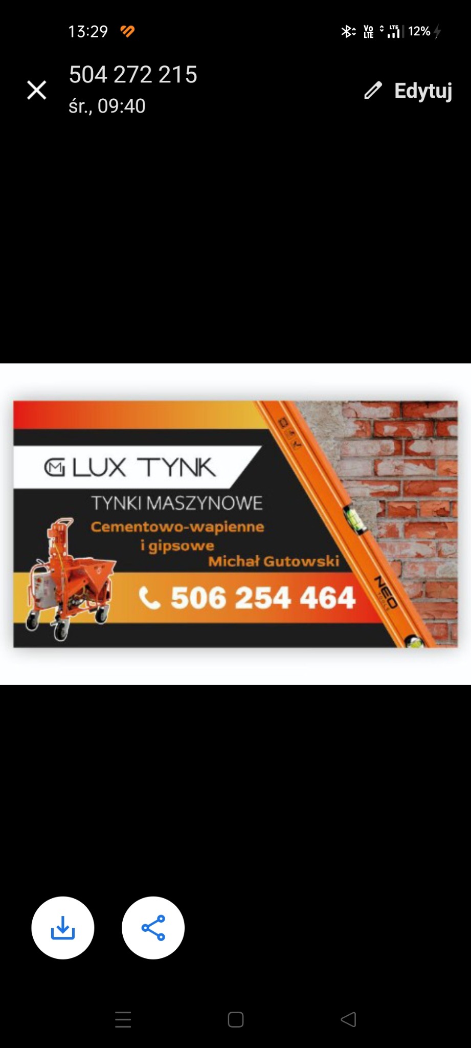 Wizytówka firmy oferującej usługi tynkowania maszynowego, prezentująca maszynę do tynkowania, numer telefonu i logo Lux Tynk, z poziomnicą Neo na tle ceglanej ściany.