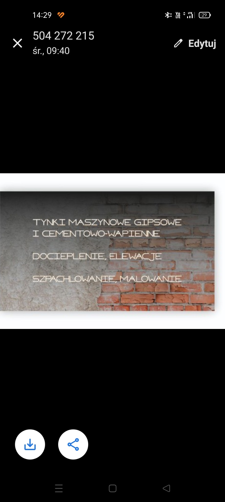 Grafika z tekstem reklamującym usługi: tynki maszynowe gipsowe i cementowo-wapienne, docieplenie, elewacje, szpachlowanie, malowanie, na tle fragmentu ściany z cegły i surowego tynku.