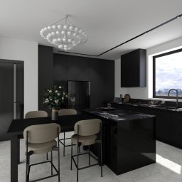 Pracownia Ładne Rzeczy Karolina Szczepanik - Elegancka, czarna kuchnia z wyspą o marmurowym blacie, okrągłym żyrandolem i przeszkloną szafką. Widok na zewnątrz przez okno. Nowoczesny minimalizm.