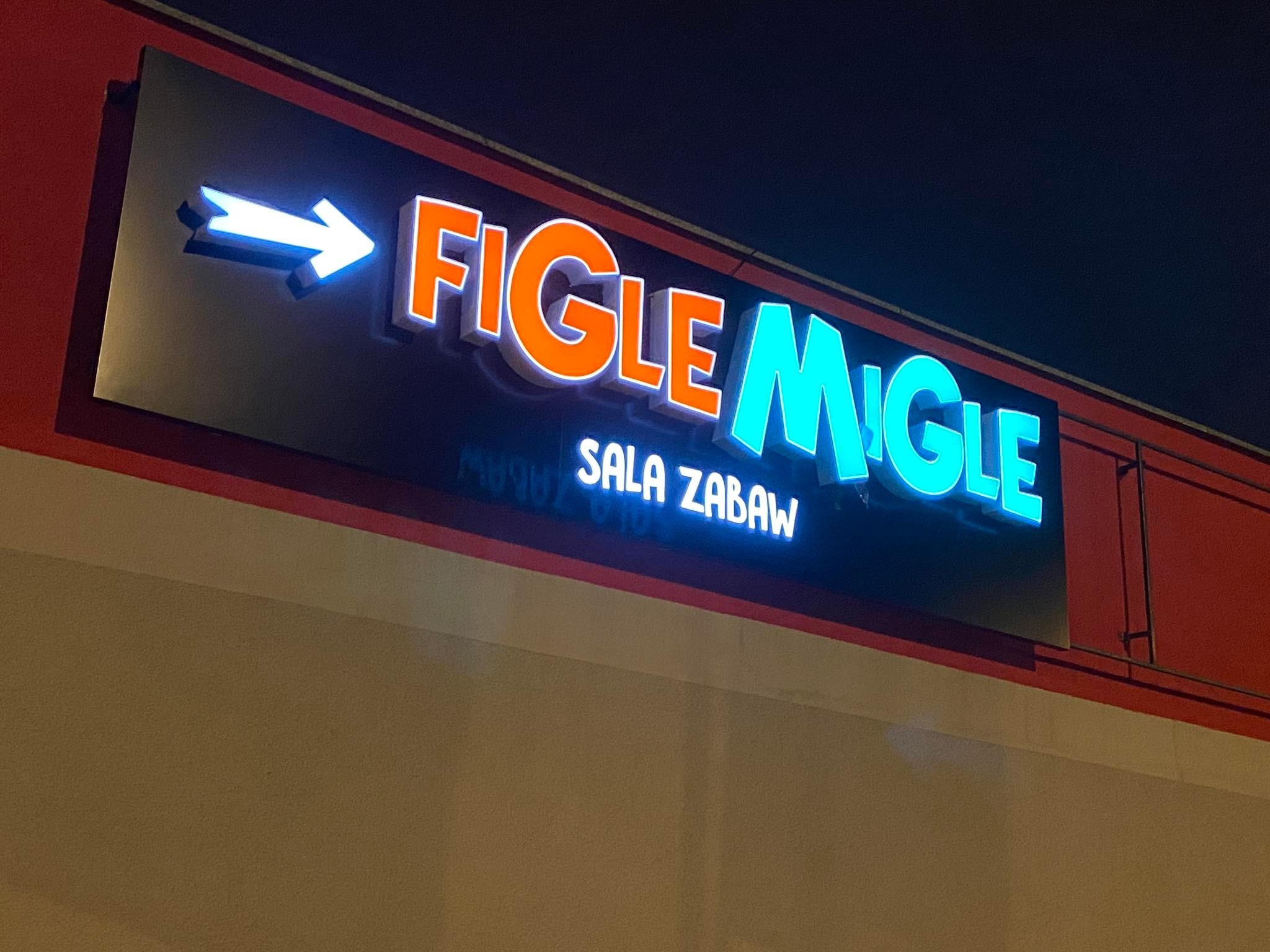 Litery 3D led na panelu z dibondu