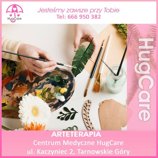 Ręce malują pędzlem zielony liść na jasnym tle, obok paleta z farbami, kwiaty i przybory malarskie, promując arteterapię.