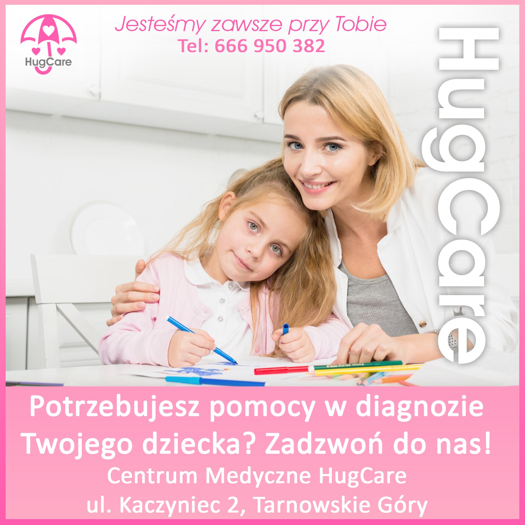 Kobieta z uśmiechem obejmuje rysujące dziecko w Tarnowskich Górach, widoczne kolorowe kredki i logo firmy.