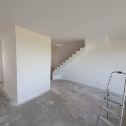 Maszynowe szpachlowanie, szlifowanie i gruntowanie mieszkania. 