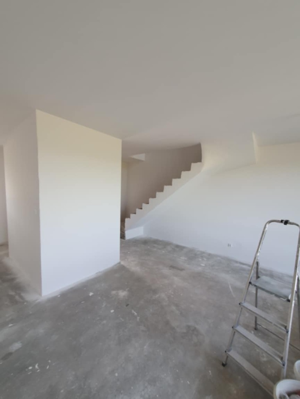 Maszynowe szpachlowanie, szlifowanie i gruntowanie mieszkania.