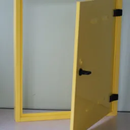 Żółta maskownica gazowa o wymiarach 600x500x55 z czarnym uchwytem, częściowo otwarta, prezentowana na jasnym tle.