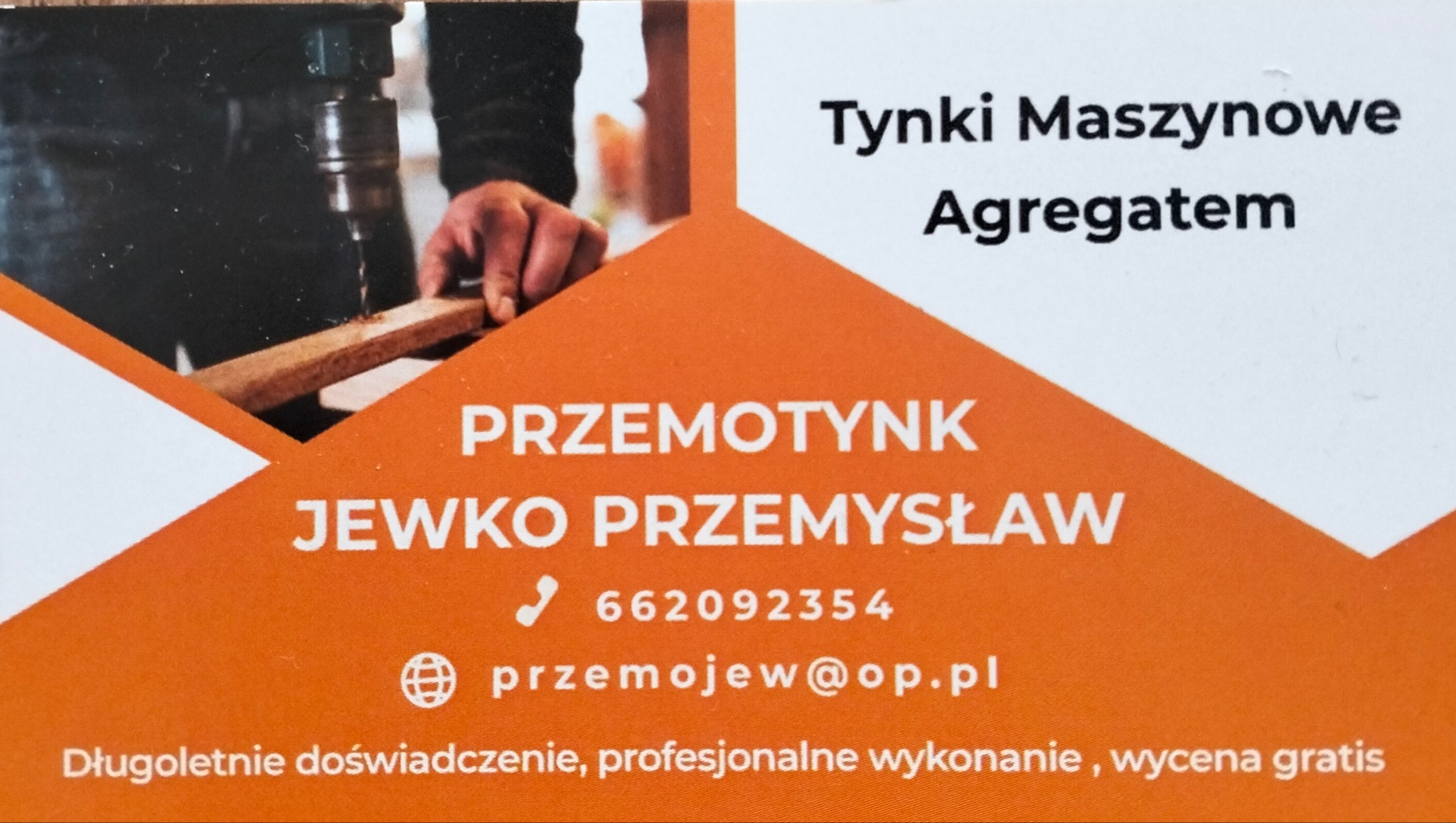 Wizytówka firmy 'PRZEMOTYNK JEWKO PRZEMYSŁAW' oferującej tynki maszynowe agregatem. Widoczny numer telefonu, adres e-mail i hasło: Długoletnie doświadczenie, profesjonalne wykonanie, wycena gratis.