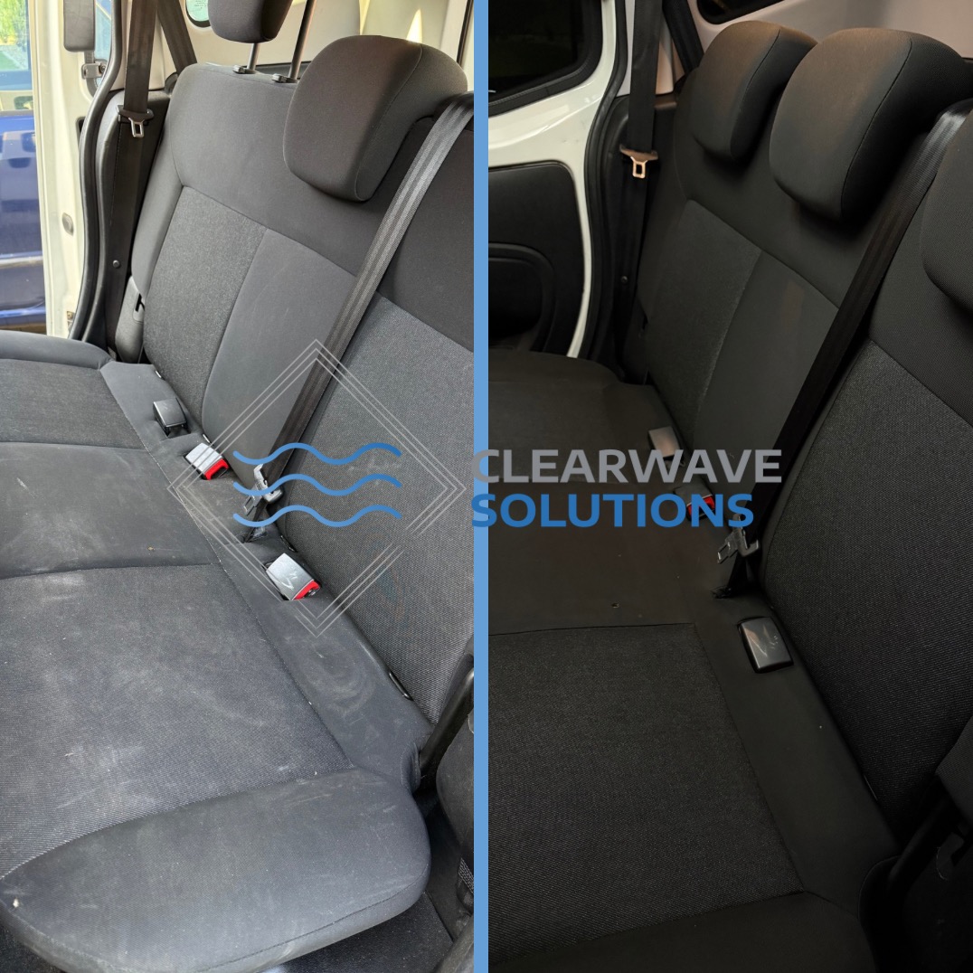 Porównanie tylnej kanapy samochodu przed i po czyszczeniu, widoczna różnica w kolorze i czystości materiału.