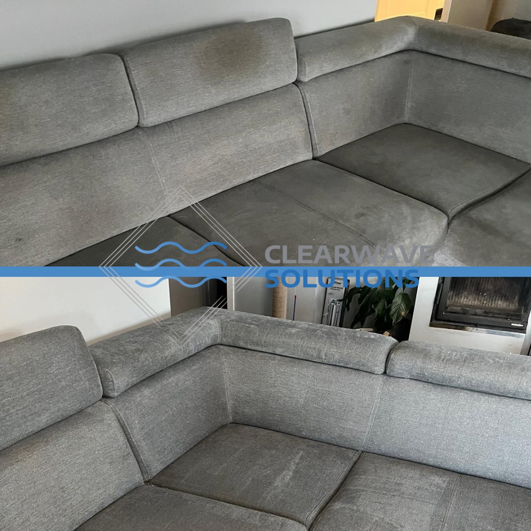 Szara, modułowa sofa narożna przed i po czyszczeniu, widoczne plamy na górnej części i czysta dolna część, z logo firmy nałożonym na środek zdjęcia.