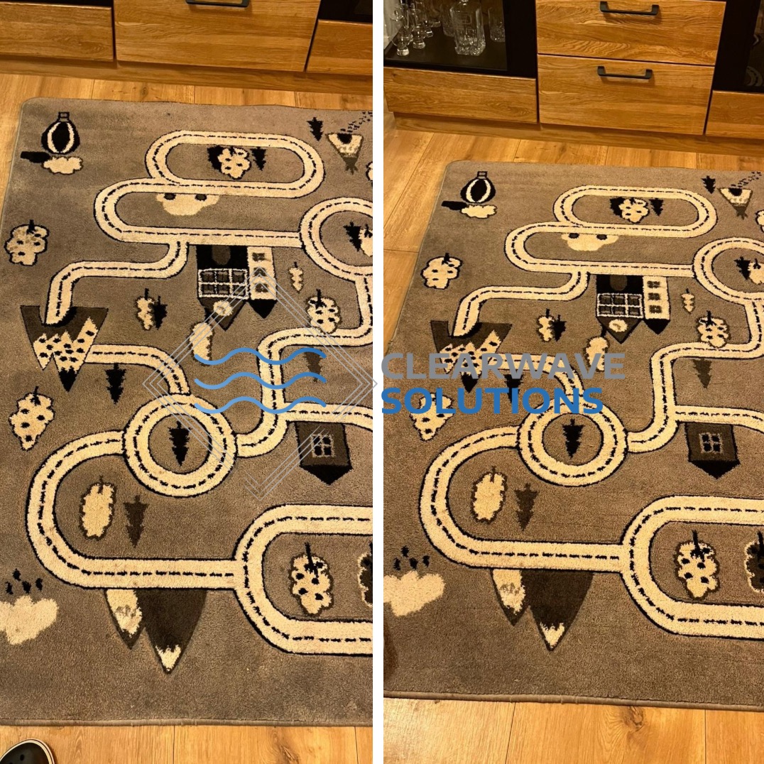Dwa ujęcia tego samego szarego dywanu dziecięcego z motywem miasteczka i dróg, widoczne ślady użytkowania przed czyszczeniem po lewej, a po prawej zamazane logo firmy czyszczącej.