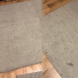 Clean and Clear - Dywan w odcieniach beżu podzielony na dwie części: po lewej stronie po czyszczeniu, po prawej przed czyszczeniem, z widocznymi plamami na tle drewnianej podłogi.