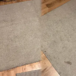 Dywan w odcieniach beżu podzielony na dwie części: po lewej stronie po czyszczeniu, po prawej przed czyszczeniem, z widocznymi plamami na tle drewnianej podłogi.