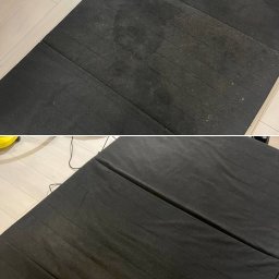 Clean and Clear - Czarne składane łóżko/materac z widoczną różnicą przed i po czyszczeniu. Górna część zdjęcia pokazuje zabrudzenia i plamy, dolna prezentuje odświeżony wygląd po usunięciu zabrudzeń.