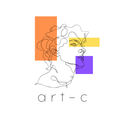Minimalistyczny portret profilowy wykonany jedną linią, z kolorowymi prostokątami w pomarańczowym, żółtym i fioletowym odcieniu, podpisany 'art-c'.