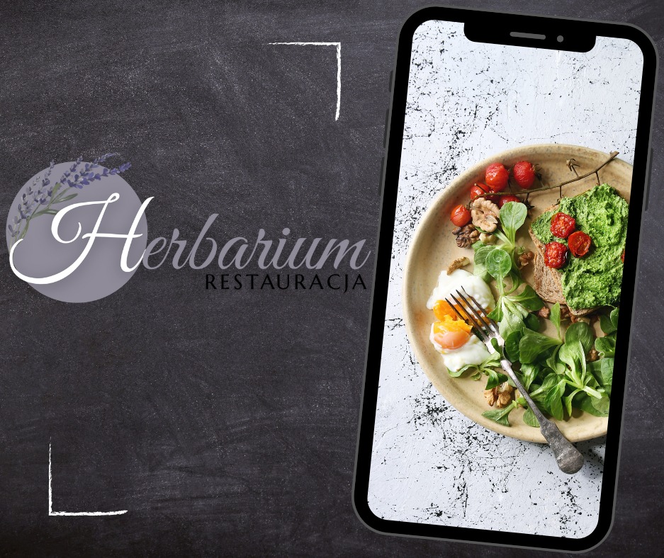 Zdjęcie talerza z jajkiem sadzonym, kanapką z zieloną pastą i pomidorami koktajlowymi, orzechami i sałatą, prezentowane na ekranie smartfona, obok logo restauracji Herbarium na ciemnym tle.