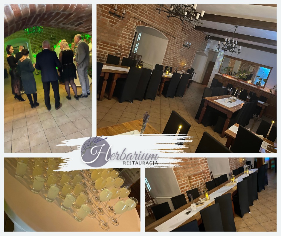 Sala restauracyjna z ceglanymi ścianami, przygotowana na przyjęcie, z ustawionymi stołami, czarnymi krzesłami, świecami i kieliszkami z napojem, widoczni goście w tle, logo restauracji wkomponowane...