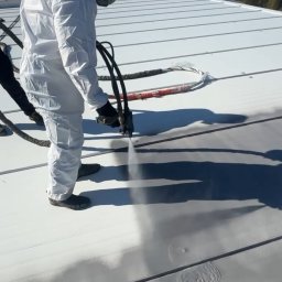 Natrysk polimocznika na dachu z blachy