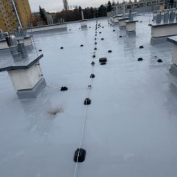 HELP AND SAVING Łukasz Grabarczyk - Płynna hydroizolacja na dachu szkoły podstawowej nr340 w Warszawie