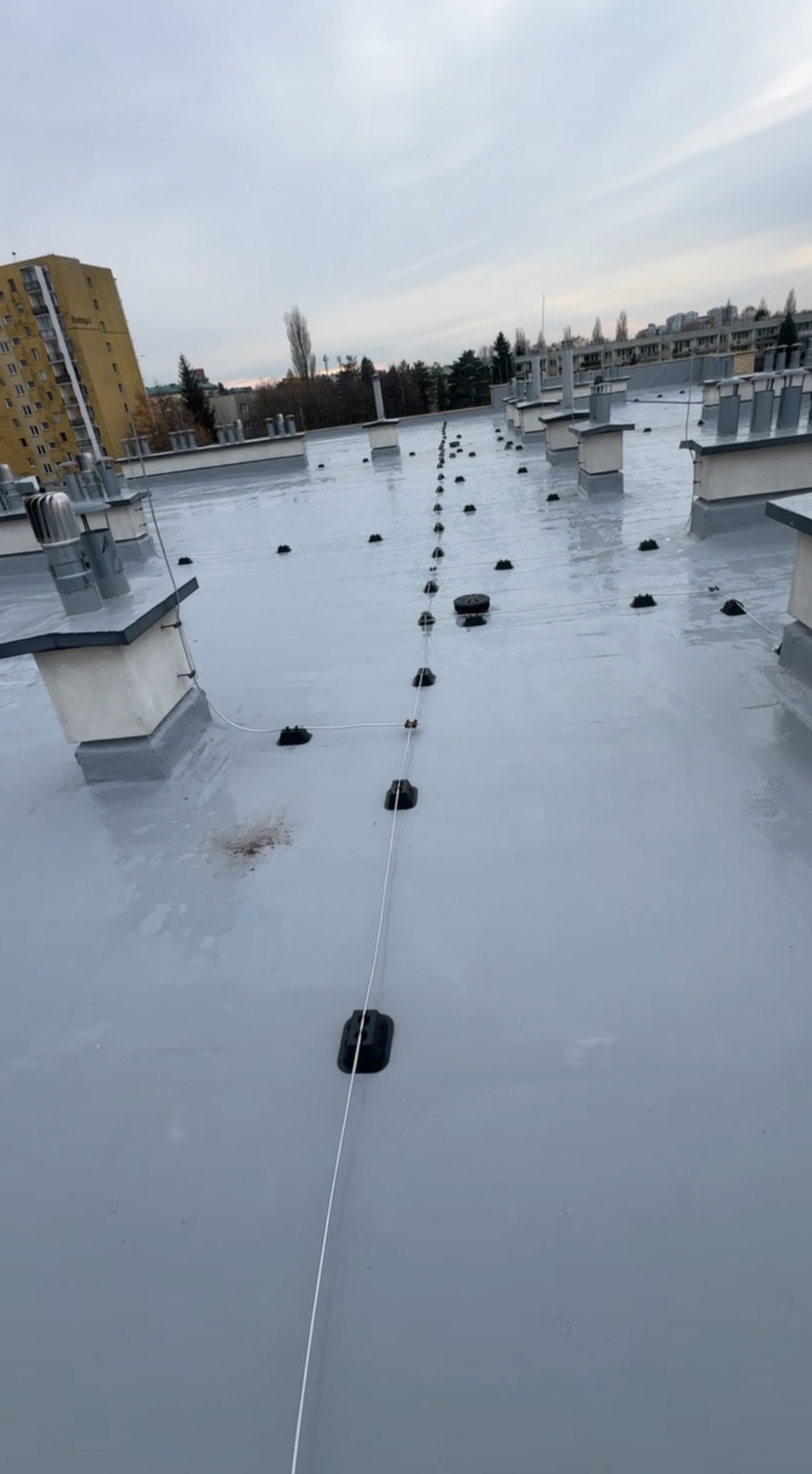 Płynna hydroizolacja na dachu szkoły podstawowej nr340 w Warszawie