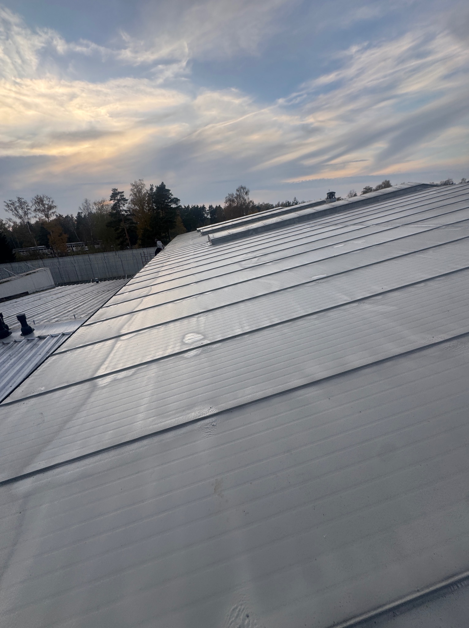 Hydroizolacja polimocznikiem dachu więzienia w Czerwonym Borze. 2000m2 w 5dni