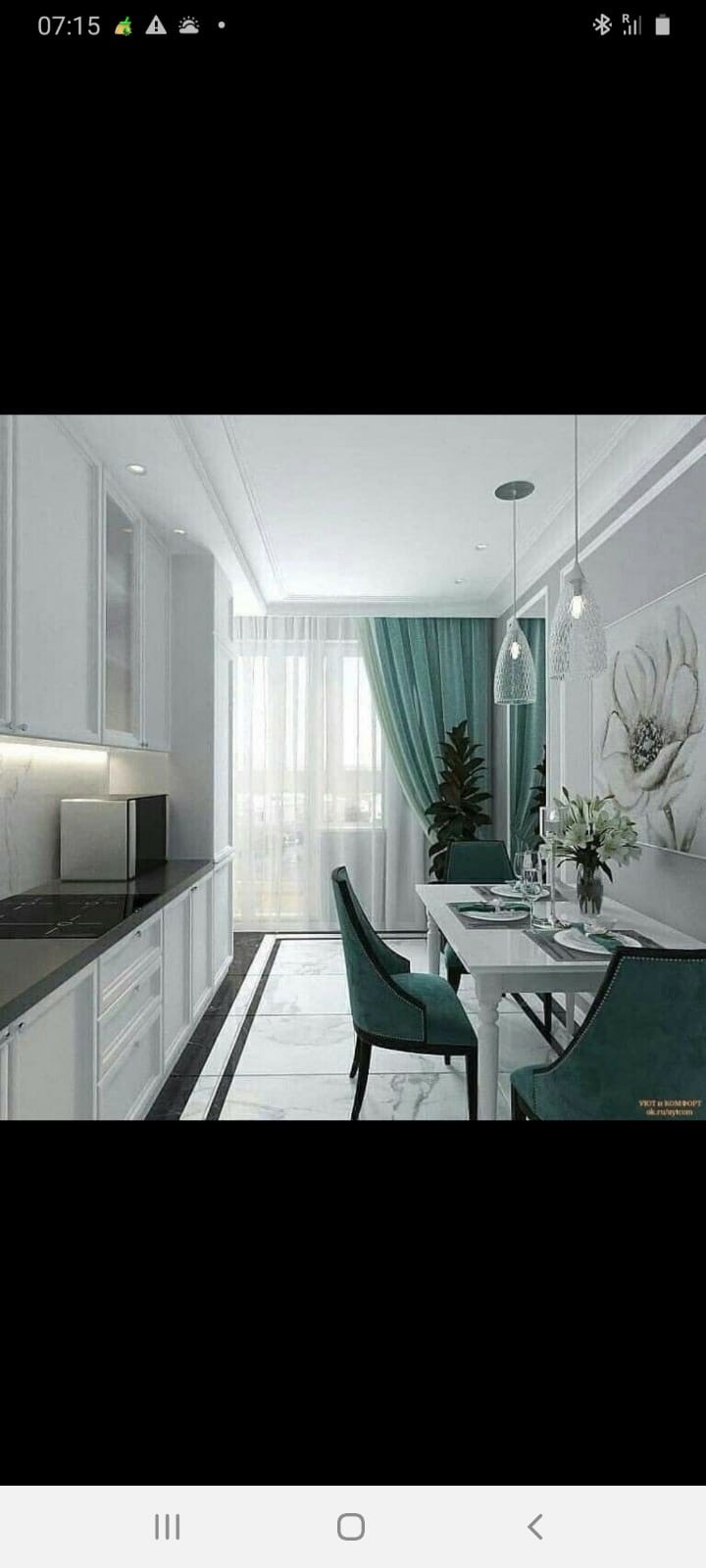 Wnętrze jadalni połączonej z kuchnią, z białymi szafkami kuchennymi, czarnym blatem, białym stołem, turkusowymi krzesłami i zasłonami, marmurową podłogą z czarnymi paskami oraz kwiatowym obrazem...