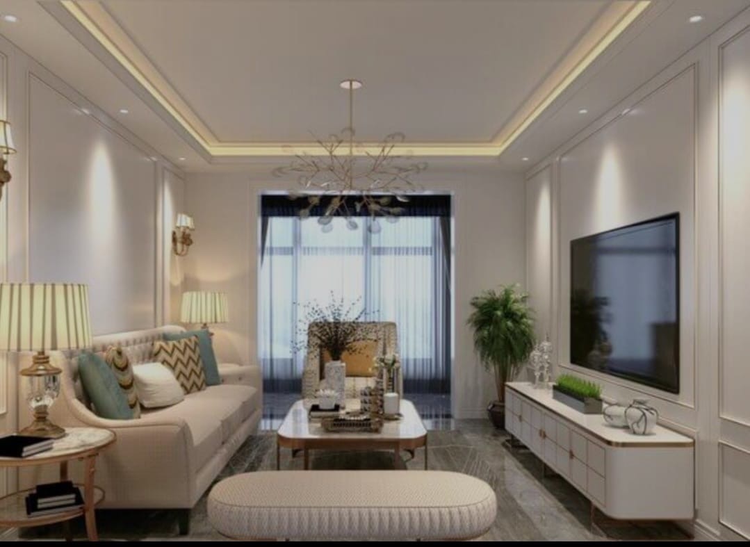 Eleganckie wykończenie wnętrza salonu z kremową sofą, marmurową podłogą i dekoracyjnym oświetleniem sufitowym.