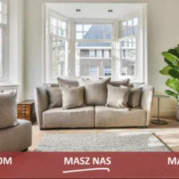 Jasny salon z beżową sofą, poduszkami, fikusiem w ozdobnej donicy, dużym oknem wykuszowym i drewnianą podłogą ułożoną w jodełkę.