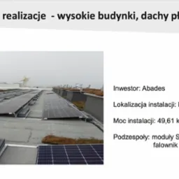 Instalacja paneli słonecznych Sunlink 410 Wp z falownikiem SolarEdge na płaskim dachu wysokiego budynku w Kołobrzegu, inwestor Abades, moc instalacji 49,61 kWp, widok z góry w pochmurny dzień.