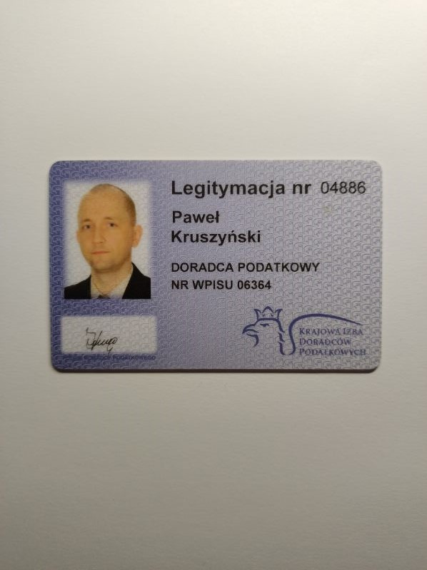 Legitymacja z fotografią Pawła Kruszyńskiego, numer 04886, potwierdzająca uprawnienia doradcy podatkowego, numer wpisu 06364, wydana przez Krajową Izbę Doradców Podatkowych.