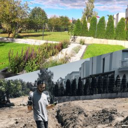 Drabik Paweł P.W. DRABIK - Montaż systemu nawadniania: zdjęcie przedstawia podzielony kadr na gotowy ogród z kwiatami i trawnikiem oraz wykopany rów pod instalację z uśmiechniętym pracownikiem w tle, z podniesionymi palcami...