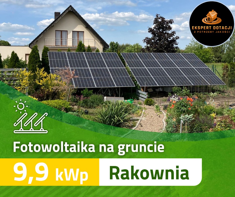 Instalacja fotowoltaiczna naziemna o mocy 9,9 kWp w miejscowości Rakownia, z domem w tle i zadbanym ogrodem.