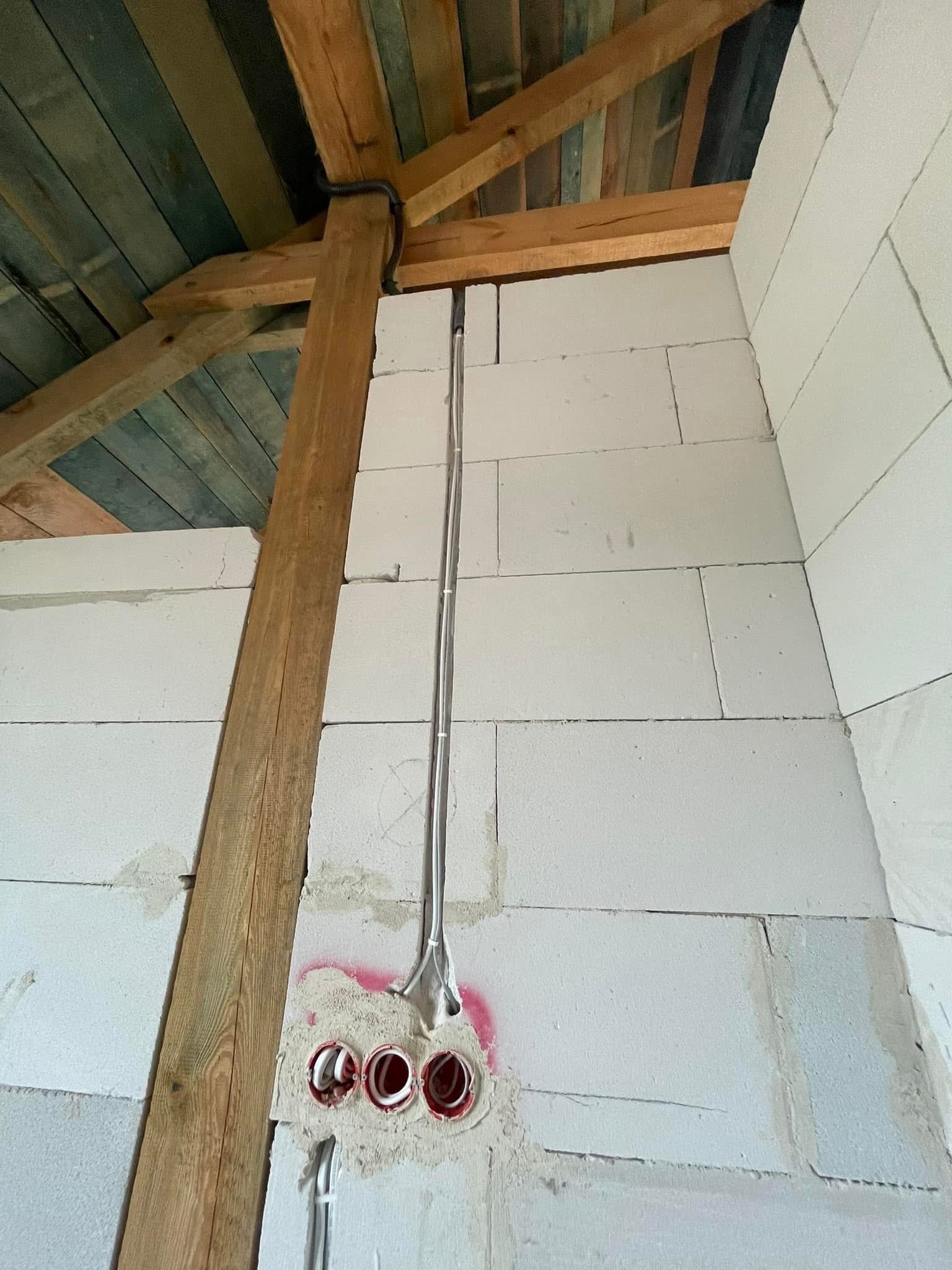 Montaż instalacji w domu stan deweloperski elektrycznej z rozdzielnią.