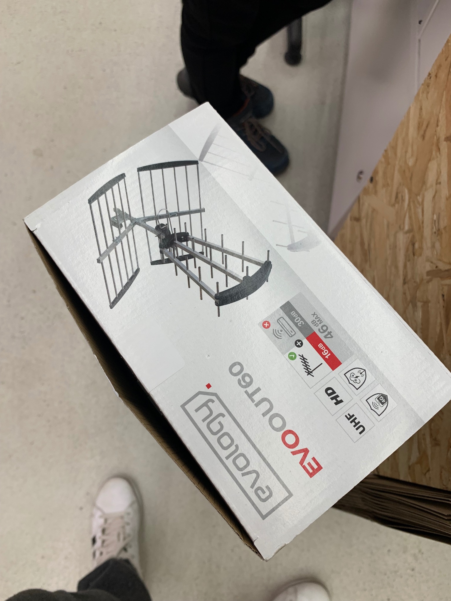 Montaż Anten do odbioru TV Naziemnej Cyfrowej na każdym typie budynków i na dachach. Szybkie Terminy