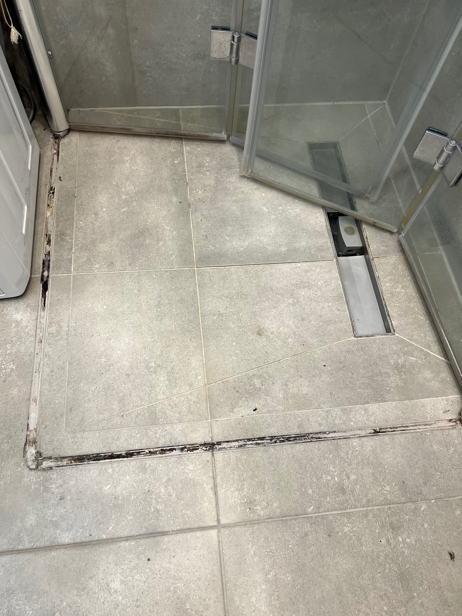 Wymiana Progu Brodzika z odpływem Liniowym oraz uszczelnienie odpływu silikonem.