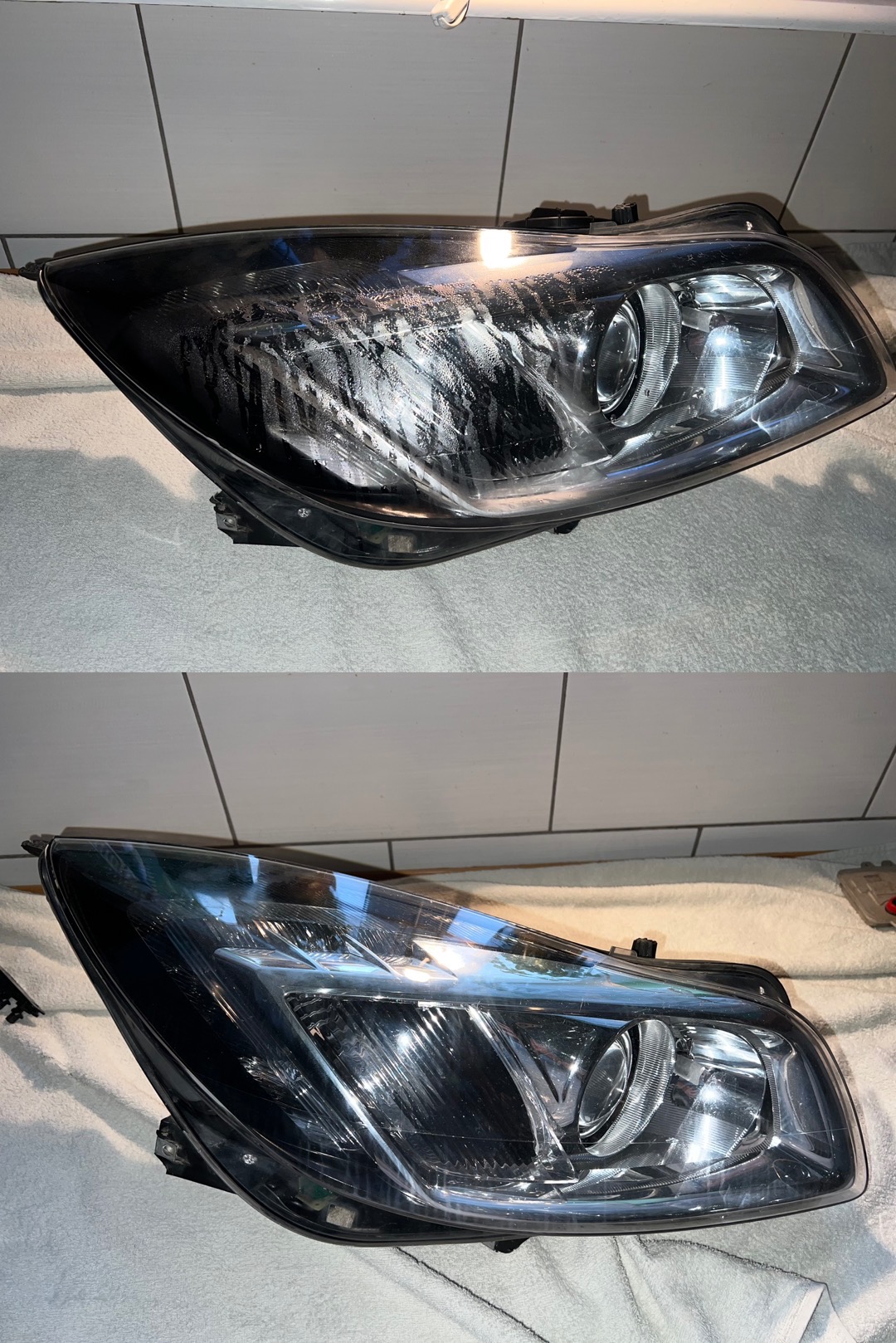 Reflektor Opel Insignia przed i po uszczelnieniu, widoczne różnice w przejrzystości klosza na tle białych płytek.