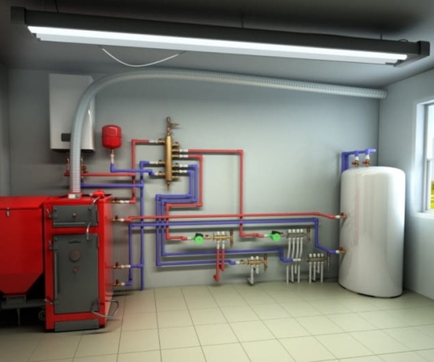 Kotłownia z piecem na paliwo stałe, zbiornikiem akumulacyjnym i rozdzielaczem, rury w kolorach czerwonym i niebieskim, szara wentylacja, podłoga z płytek.