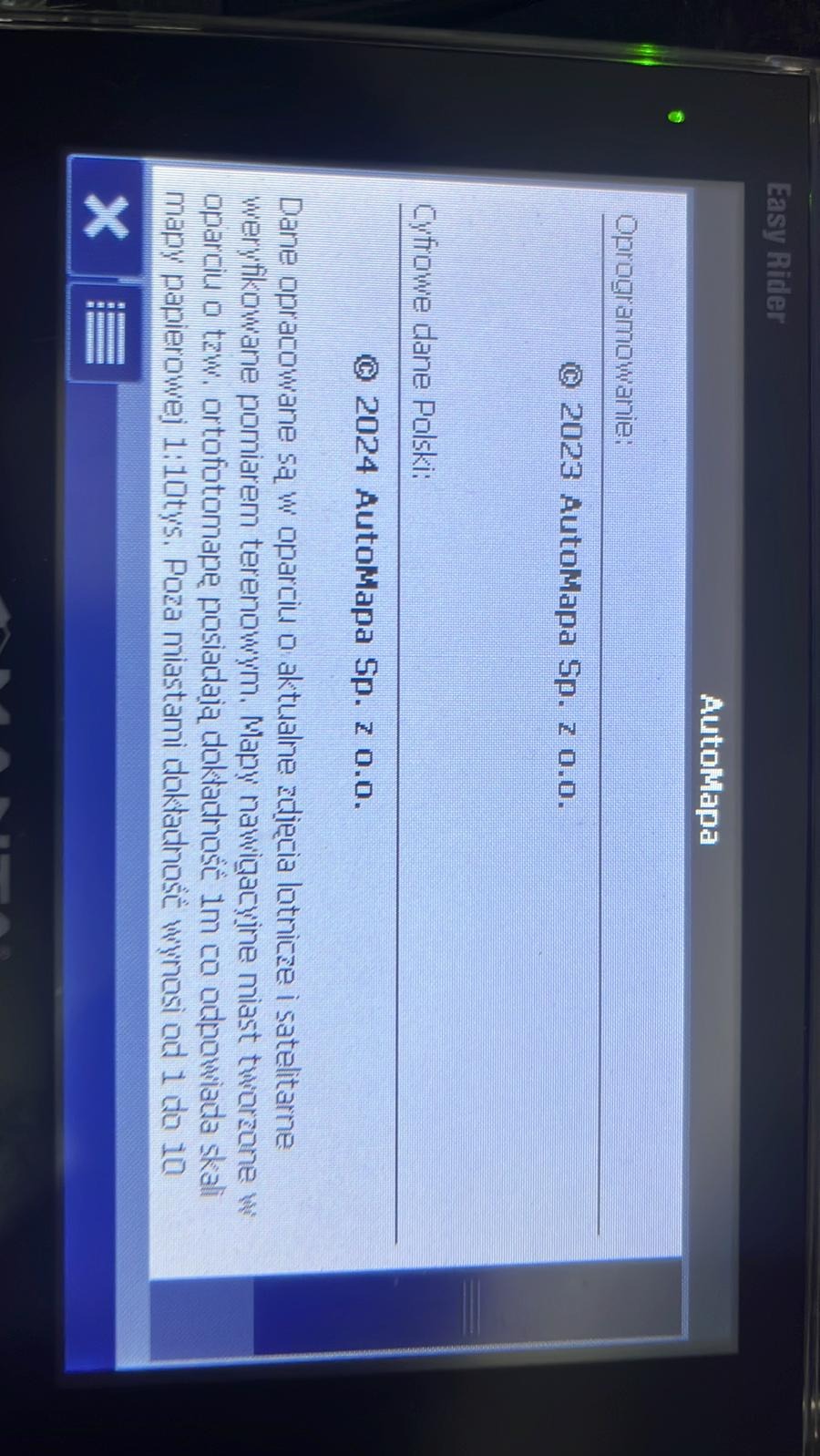 Ekran urządzenia nawigacyjnego Easy Rider wyświetlający informacje o oprogramowaniu AutoMapa, w tym wersje z lat 2023 i 2024 oraz dane o aktualizacji map w oparciu o zdjęcia lotnicze i satelitarne.