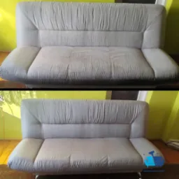 Zdjęcie przedstawia sofę z widoczną różnicą czystości przed i po zabiegu czyszczenia tapicerki, z logo firmy w prawym dolnym rogu.