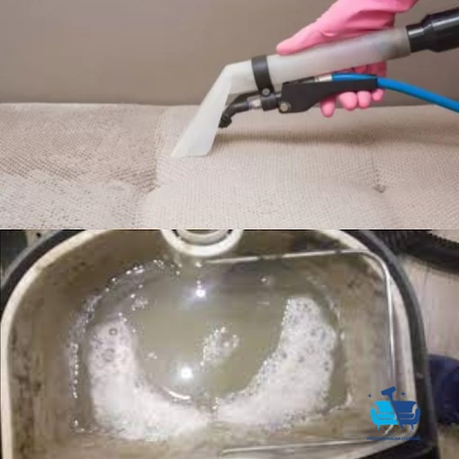 Pranie kanapy: Dysza odkurzacza ekstrakcyjnego w trakcie czyszczenia jasnej tapicerki, widoczny efekt różnicy w czystości. W dolnej części zbiornik z brudną wodą po praniu.