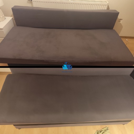 Dwu-częściowe ujęcie kanapy: górna część pokazuje zabrudzoną tapicerkę przed czyszczeniem, dolna - po czyszczeniu, ukazując wyraźną różnicę w czystości i odcieniu materiału.