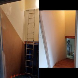 Malowanieagregatem.pl@gmail.com - Klatka schodowa w Kłobucku w trakcie malowania, widoczna drabina oparta o ścianę z fragmentem pomalowanej powierzchni na brązowo, obok schody z drewnianymi stopniami i świeżo pomalowane ściany...