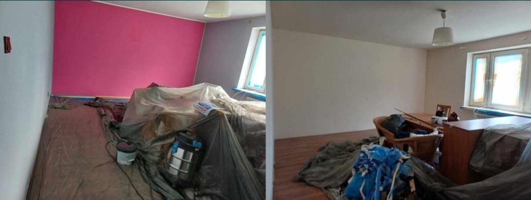 Pokój w trakcie remontu: jedna ściana pomalowana na intensywny róż, druga w szarości, meble przykryte folią ochronną, widoczne narzędzia i wiadro z farbą, po prawej stronie pomieszczenie po...