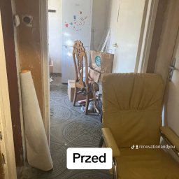 Renovation&You - Zdjęcie przedstawia wnętrze mieszkania przed remontem: widoczny fragment pokoju z krzesłem, podłogą z wzorem, fragment kuchni z lodówką w tle. Na podłodze i w przejściu widoczne ślady zabrudzeń...