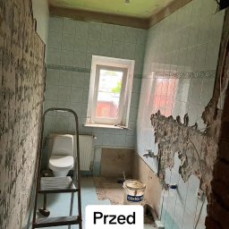 Renovation&You - Łazienka w trakcie demontażu płytek, widoczne ślady po skuciu, drabina, toaleta, okno, puste wiadro po kleju Castorama.