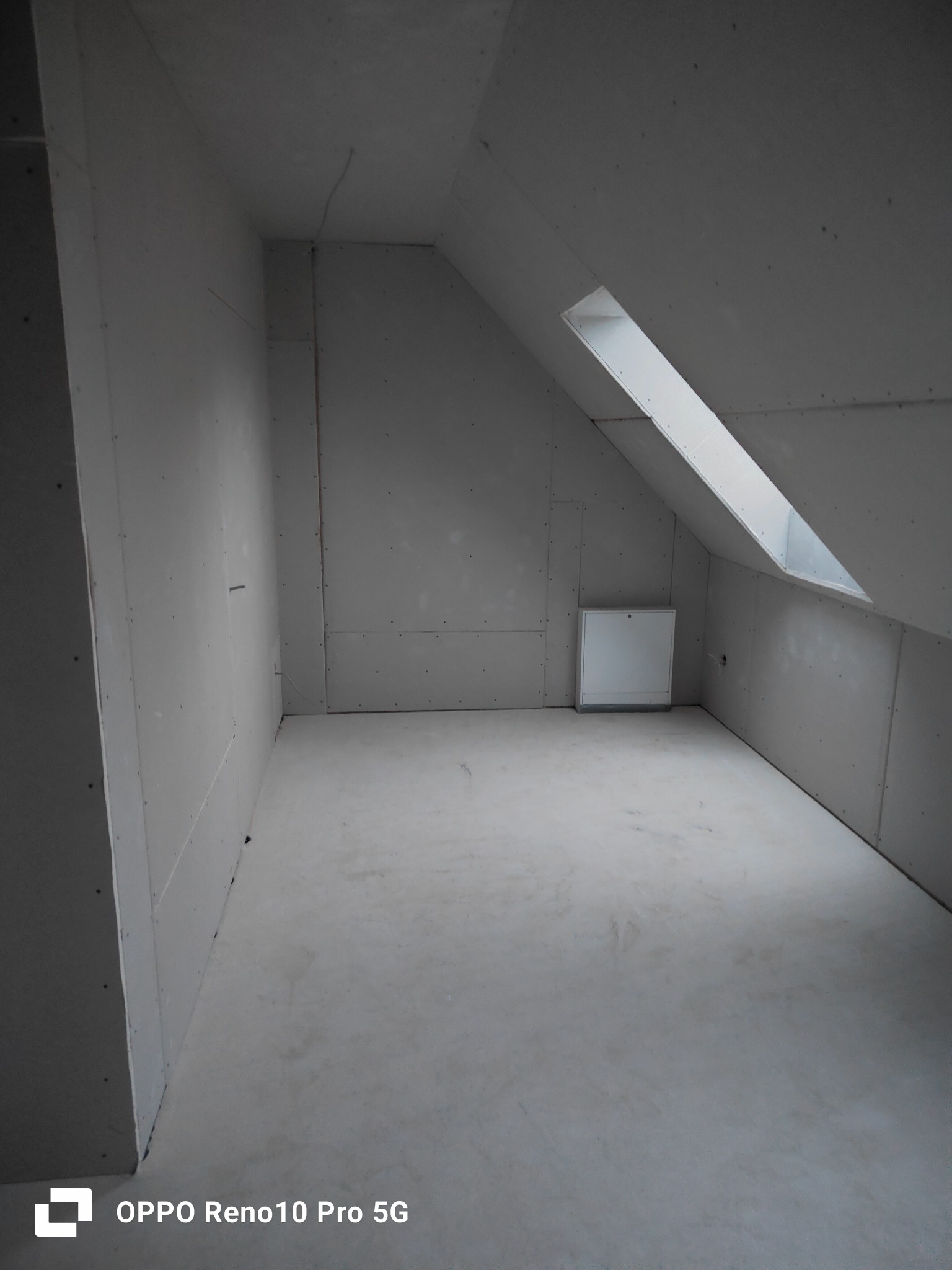 Poddasze w Złocieńcu po montażu płyt karton gips z widocznym oknem dachowym i otworem rewizyjnym, przygotowane do dalszych prac wykończeniowych.