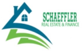 Logo firmy Schaeffler Real Estate & Finance z motywem domu w kolorach niebieskim i zielonym, stylizowane fale pod budynkiem.