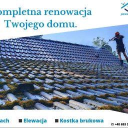 JAK NOWE. TECH ŁUKASZ DRAB - Pracownik w uprzęży i kasku ochronnym czyści dach z mchu za pomocą myjki ciśnieniowej, widoczne efekty czyszczenia na ciemnej dachówce.